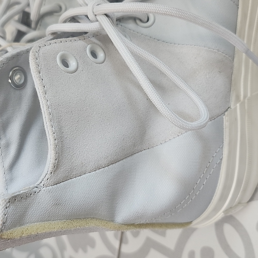 Never worn Converse - Picture 2 of 7